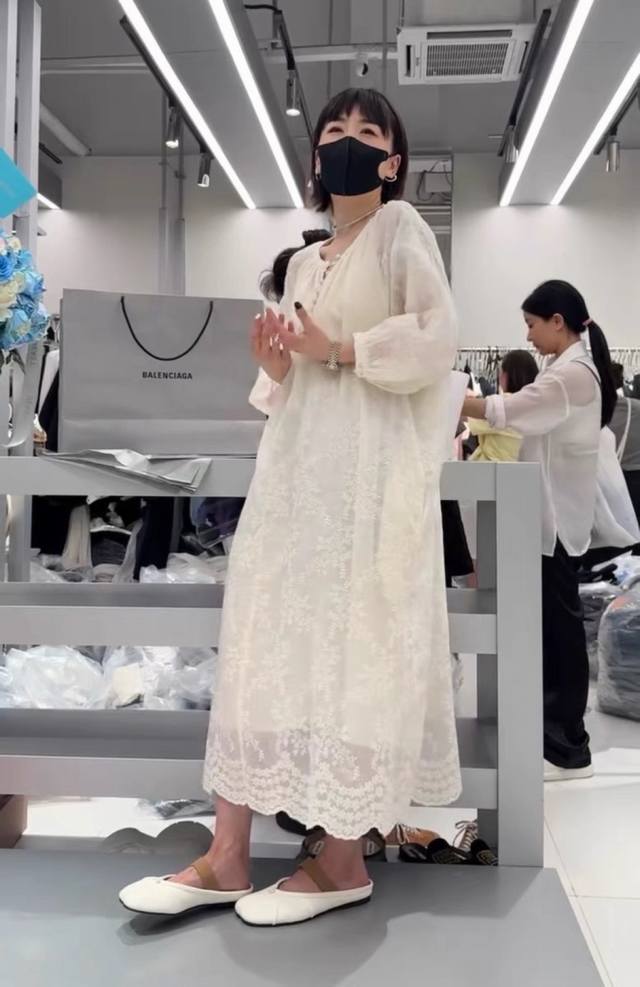 P2902025春夏韩版钩花温柔优雅 蕾丝圆领长款连衣裙 面料：天丝绣花 颜色：杏色 尺码：Smlxl