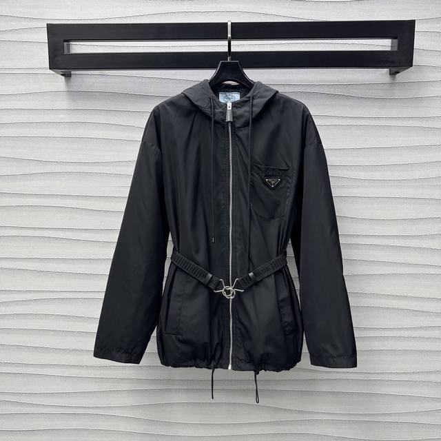 Prad*2025新品上架 腰带连帽夹克外套 定制Yb进口尼龙材质 舒适透气有型 胸前口袋搭配字母三角标点缀装饰 彰显品牌调性 抽绳调节腰带融入加持 包裹性更强