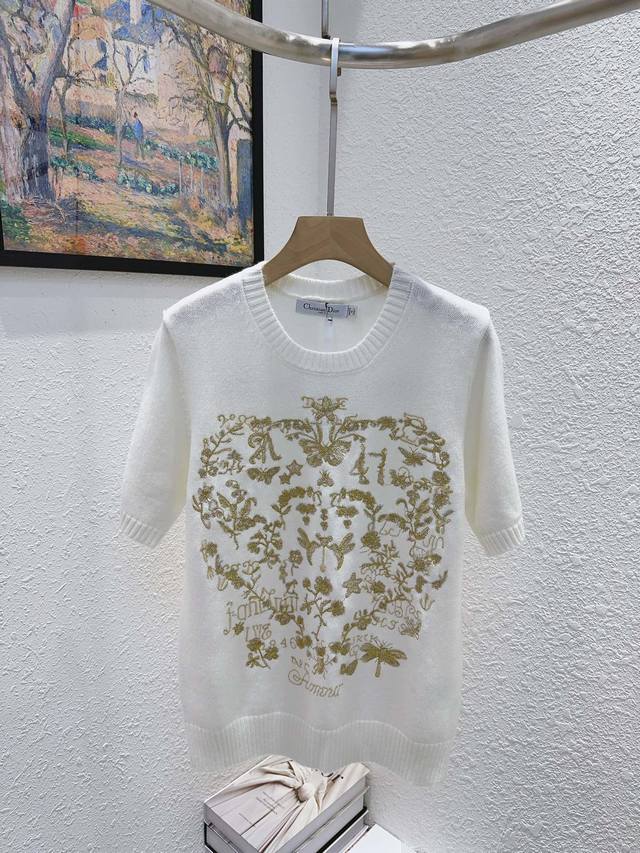 P260Dior家！秀场款！繁花似锦！金色线条刺绣蝴蝶五星后背Logo图案圆领短袖毛衣！三标齐全！码数S M L，现货发！ M码胸围92衣长60
