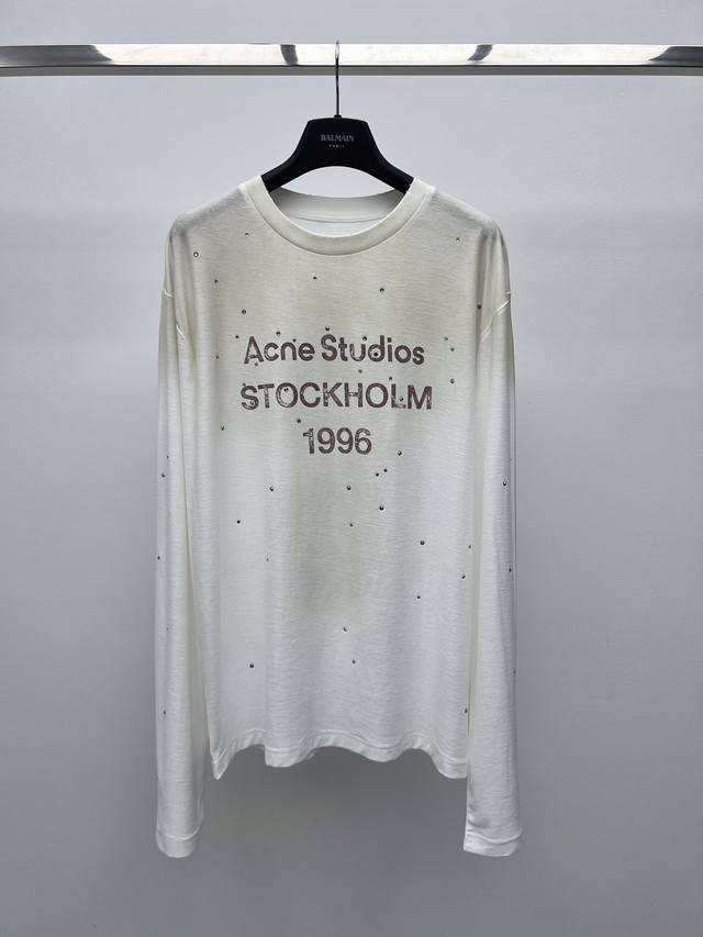 P310 Acne Studio*水晶钻饰长袖T Acne1996限定色 采用休闲宽松版型 做旧领口下摆和袖口 饰有喷绘徽标字母和亮晶晶满钻设计 休闲时髦百搭