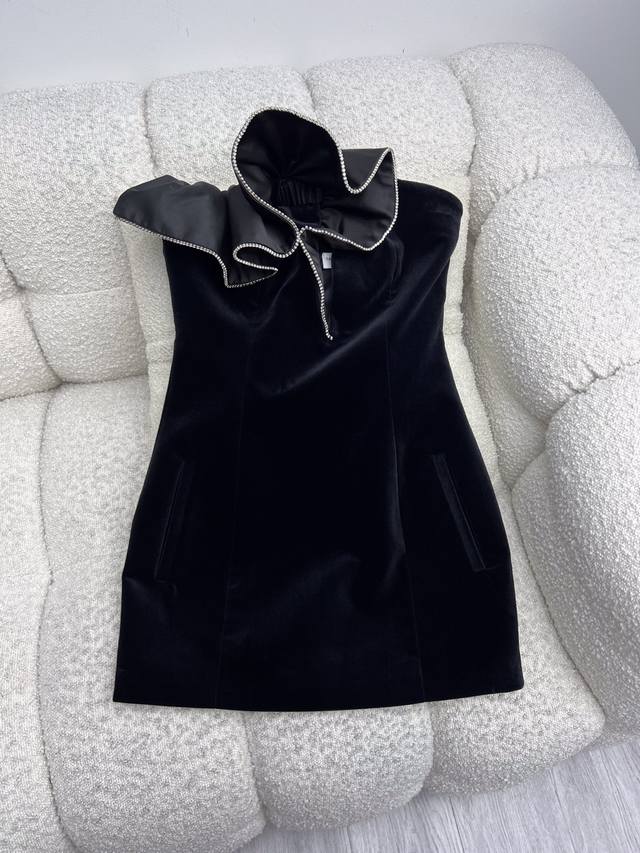 P600Saint Lauren*木耳边丝绒抹胸礼服裙 Rose同款 选用棉质天鹅绒面料制作 抹胸A字短款版型剪裁 胸前饰以钻饰木耳边细节和镂空设计 精致性感时