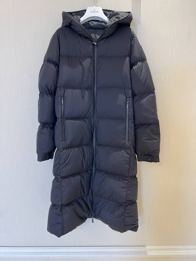 P1470 长款连帽羽绒服，腰间围系弹力带，束腰设计打造收腰效果，上身不显臃肿，填充国标90%鹅绒，连帽设计外加防风拉链，保暖效果拉满 码数：0.1.2