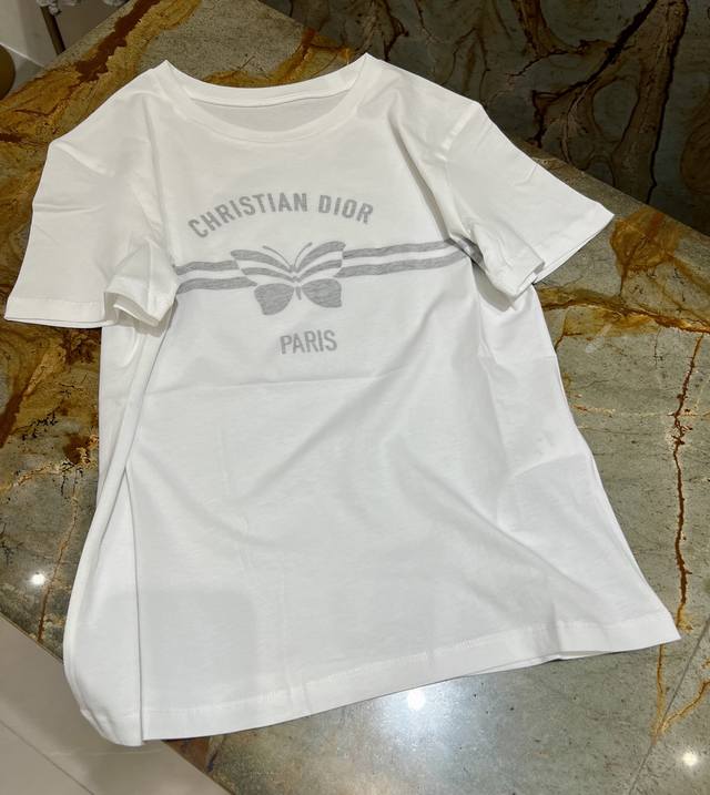 P270 白色棉麻T恤，饰有经典 Christian Dio* 字样与蝴蝶印花点缀，平添新颖格调。简约百搭上身完全不挑人，采用棉质和亚麻混纺平纹针织面料精心制作