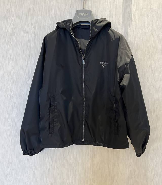P690 休闲外套衫，经典连帽廓型，宽松效果胖瘦皆穿，采用原版定制尼龙面料，防风又保暖。胸前经典Logo徽标图案，上身妥妥的品牌气质、四季皆可穿 码数：Sml