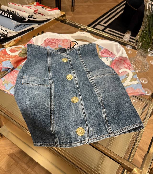 P480 高腰牛仔半裙，包臀设计完美展示身材曲线，高腰收腰设计显瘦显腿长，电镀金属纽扣装饰质感超级好，上身好搭配轻松穿出氛围感 码数：Sml