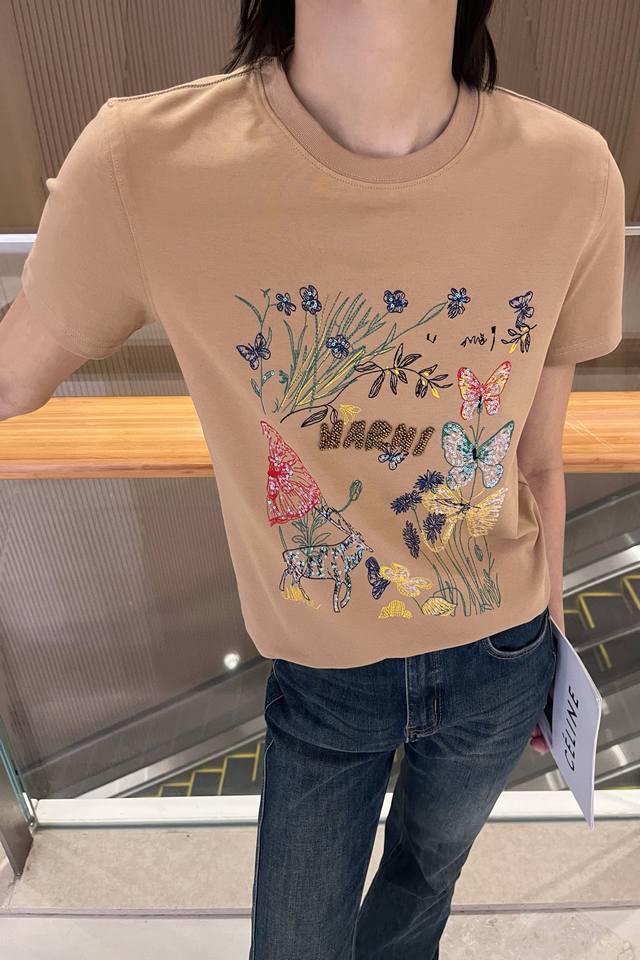 P230 原版Ma 2025早春新款时尚刺绣订珠字母T恤，简单利落的剪裁，面制柔软细腻，可盐可甜的中性色彩，潮气有活力，不同色彩和元素组合搭配 ，，简约风，日常