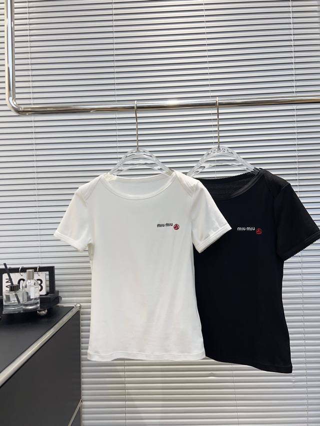 P180 Miu 秀场出镜率超高的一款基础百搭Tee～ 面料采用180G订制弹力雪芙螺纹 亲肤弹力贴身，但不紧绷 视觉效果显瘦 领口以及袖口采用进口机波浪曲牙边