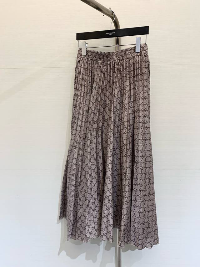 P310 * 春夏新品 字母印花百褶长半裙 字型百褶藏肉显瘦特显腿长 面料顺垂不易皱 轻盈飘逸下摆不规则的剪裁设计感十足 彰显品牌魅力 一条百褶裙搭配衣柜里所有