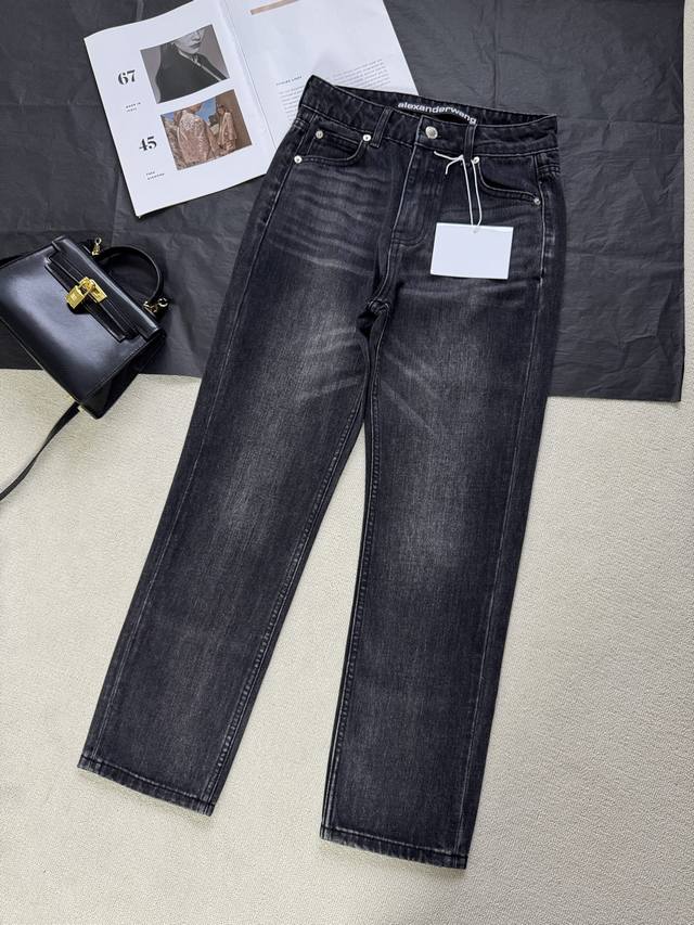 P310Alexanderwang 2025 春夏新款 后口袋立体压胶浮雕字母九分牛仔裤，版型超好的烟管裤，大家闭眼推！九分直筒显瘦百搭爆款神裤，版型超级无敌好
