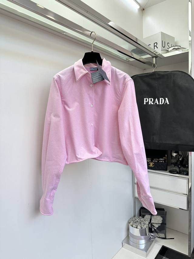 P400 Pr*Da 普拉达早春新款定型衬衣 塑型领口设计 精致又时尚 瞬间提升气质 下摆可以自由凹造型 让你在人群中脱颖而出 纯棉材质 舒适亲肤 给你一整天的