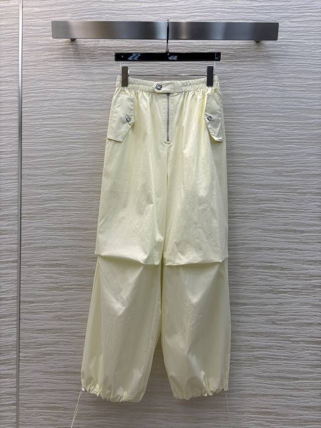 250 25春夏 小众设计 伞兵裤阔腿的版型舒适又透气 酷帅感拉满 裤脚配有松紧抽绳 可以调节变成收脚的萝卜裤 上身酷帅减龄 造型感十足 搭配短上衣 美式复古感