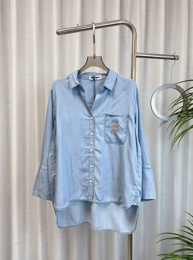 P220 Miu**新款刺绣徽标Logo天丝牛仔衬衫 定制天丝牛仔棉面料 垂坠飘逸 舒适亲肤 刺绣徽标Logo点缀 前短后长设计 精致减龄 最高品质 欢迎对比