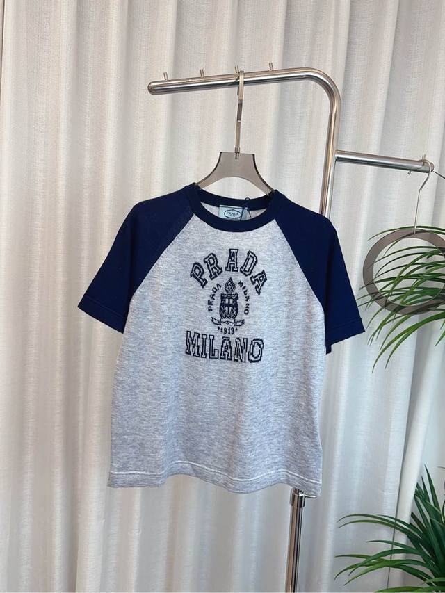 P250 Pr*D新款提花徽标Logo插肩细羊毛上衣 定制定织细羊毛面料 软糯亲肤 舒适透气 采用提花徽标Logo点缀 精致时尚 百搭潮款 最高品质 欢迎对比