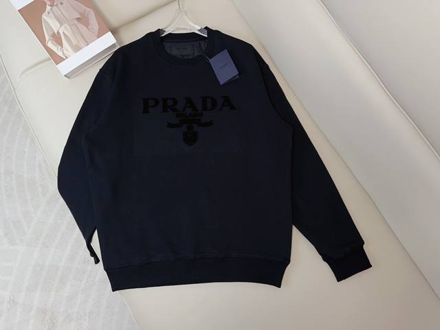 P250 Pra**新款牙刷绣徽标Logo圆领卫衣 阔版卫衣 定制纯棉毛圈面料 舒适亲肤 采用牙刷绣经典倒三角Logo点缀 精致休闲 减龄活力 男女同款 最高品