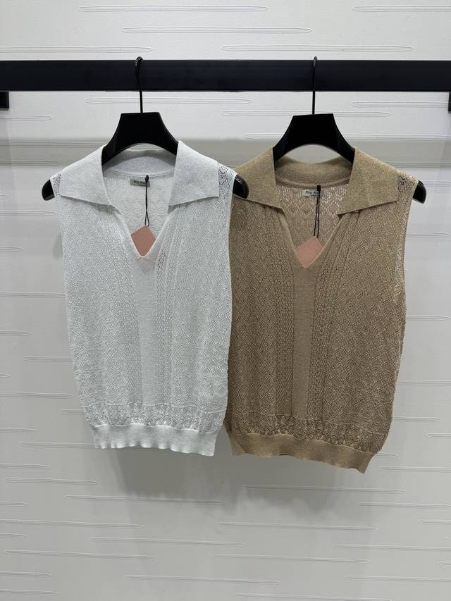 P210上新原单高端品Miumi* 2025春夏最新系列！镂空针织背心！定制进口针织材质 成衣镂空肌理 V字翻领背心剪裁 定制字母胸针装饰 彰显品牌调性 尽显法