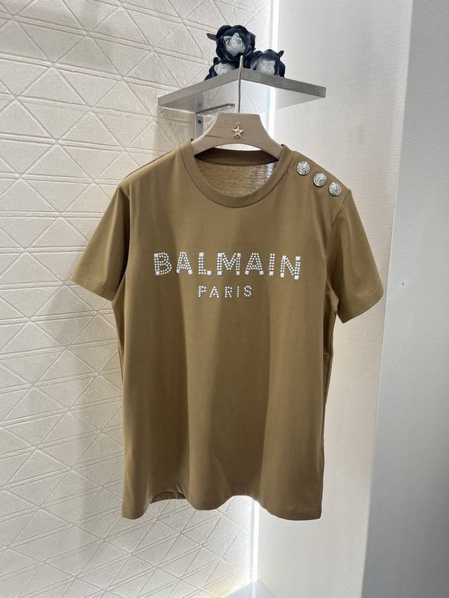 P180Balmai*2025新品上架 重工钉珠圆领 定制Yb斜纹全棉材质 透气舒适 质感十足 常规短袖T恤裁剪 凸显品牌格调 采用克重纯棉制成 略带有弹力 呈