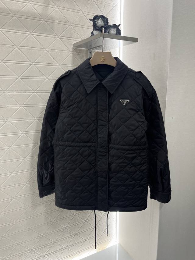 P530Prad*2025新品上架 翻领菱格纹抽绳棉服外套 定制Yb外层防风防水尼龙材质 内里羽绒棉填充 整件轻盈保暖 翻领棉服外套设计 飒爽御寒实用性拉满 通