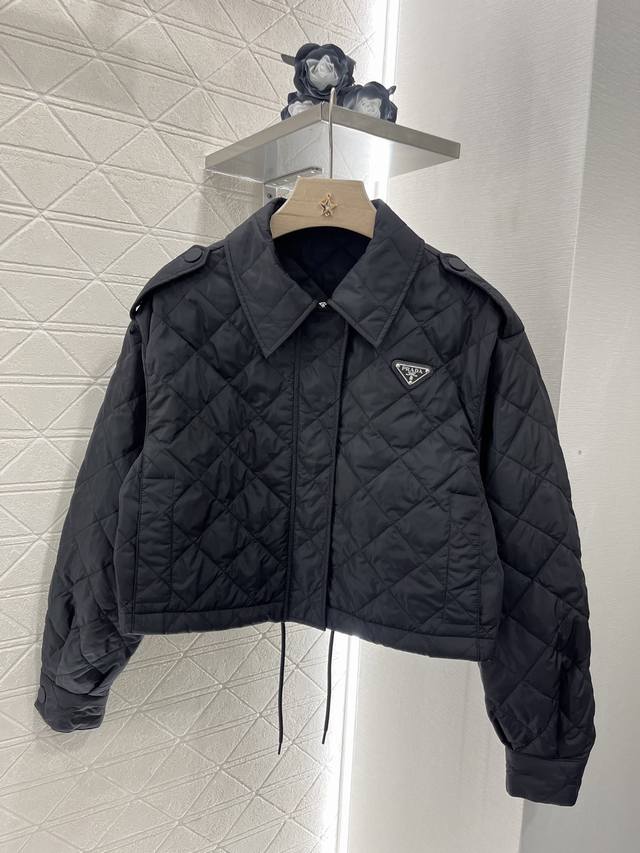 P460Prad*2025新品上架 翻领菱格纹短款棉服外套 定制Yb外层防风防水尼龙材质 内里羽绒棉填充 整件轻盈保暖 翻领短款羽绒夹克外套设计 飒爽御寒实用性