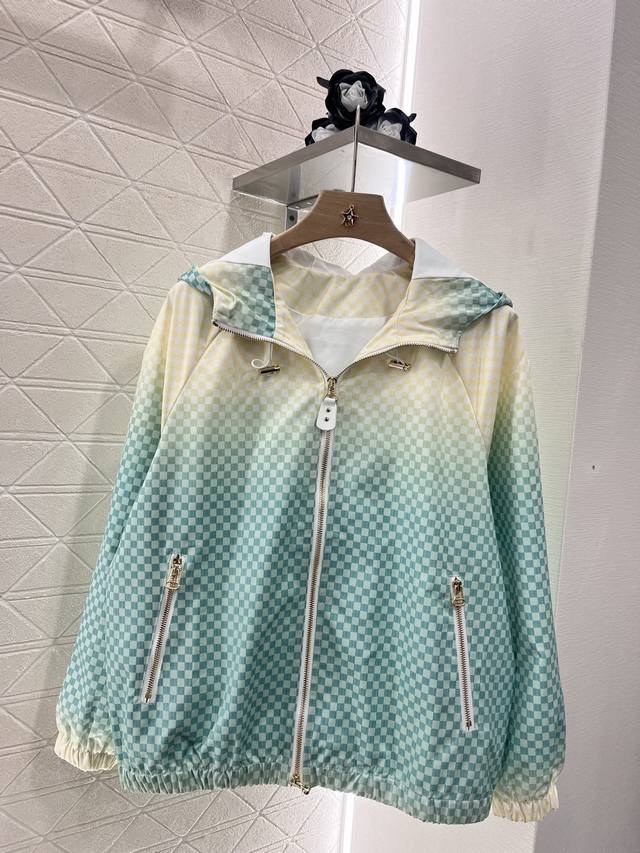 P360Louis Vuitto*2025新品上架 渐变连帽冲锋夹克外套 定制Yb进口冲锋尼龙材质 透气舒适 质感十足 连帽抽绳夹克外套版型 大身通体以清爽蓝绿