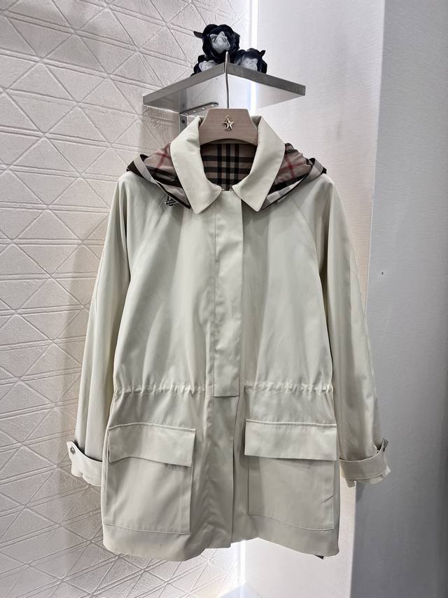 P470Burberr*2025新品上架 拆卸连帽抽绳风衣外套 定制Yb斜纹棉进口风衣材质 工艺处理 挺括有型 质感高级 连帽翻领中长款风衣外套 落肩设计打造松