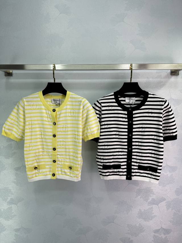 P210Chane*25春夏小香新款，亲肤凉爽30%绢丝70%长绒棉，圆领小香Logo镂空图案开衫条纹短袖百搭气质款 黑色 黄色2色 尺码Sml 现货供应。T2