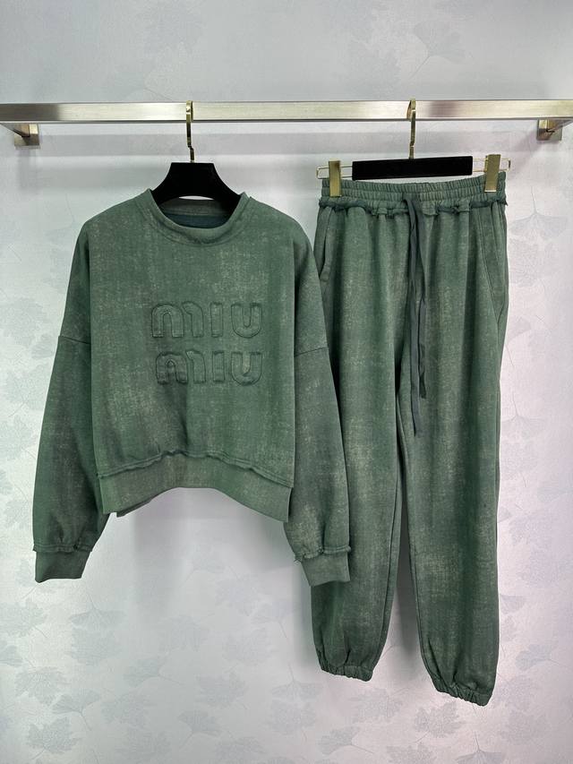 P450 Gucc* 2025Ss新款套装 没有理由可以拒绝它。可A可飒的风格，日常通勤穿什么的都是很Ok的，不挑场合的。设计独特 层次感更加丰富，满满小细节太