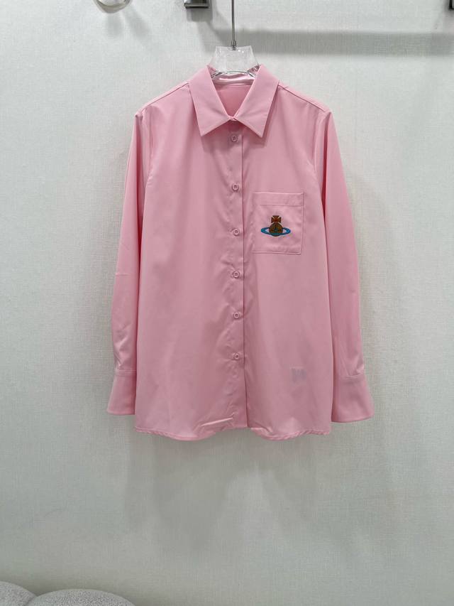P310Vivienne Westwood西太后 25春夏新品中古风衬衣 胸前口袋经典Logo刺绣 没有什么理由可以拒绝它 可A可乖的风格，版型属于谁都好驾驭的