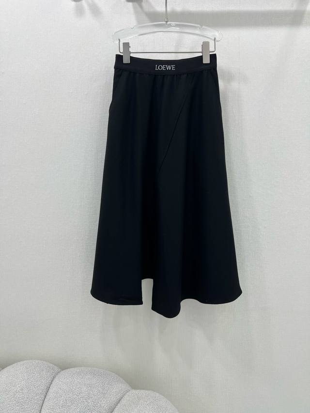 P310Loew*25早春新款不规则半裙 定制含羊毛毛呢材质 舒适有型低调展现品牌调性 复古时髦增添层次感 飘逸有型 腰头提花字母织带刺绣装饰 开衩造型不规则大