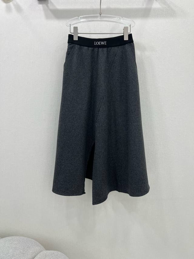 P310Loew*25早春新款不规则半裙 定制含羊毛毛呢材质 舒适有型低调展现品牌调性 复古时髦增添层次感 飘逸有型 腰头提花字母织带刺绣装饰 开衩造型不规则大