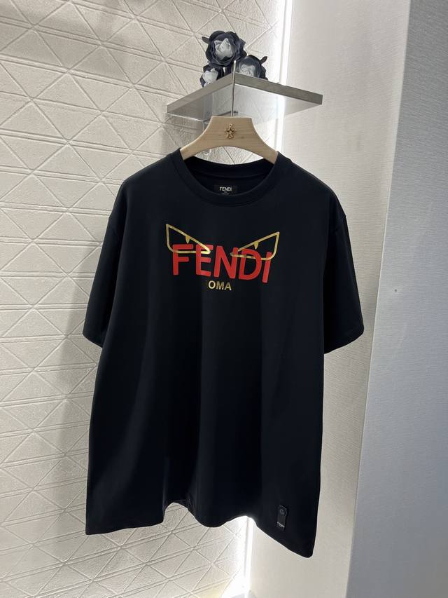 P190Fend*2025新品上架 圆领印花字母 定制Yb原生全棉材质 透气舒适 质感十足 宽松短袖T恤裁剪 凸显品牌格调 采用克重纯棉制成 略带有弹力 呈现显