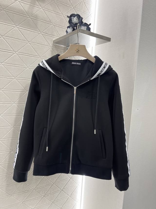 P530Miumi*2025新品上架 织带连帽休闲夹克长裤套装 定制Yb斜纹全棉材质 质感高级 品相十足 常规连帽抽绳夹克外套 经典休闲版型 胸口缝制同色Log