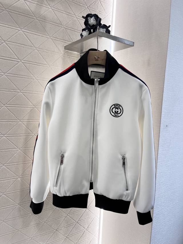 P510Gucc*2025新品上架 拼色休闲夹克长裤套装 定制Yb进口空气层材质 质感高级 品相十足 常规夹克外套 经典棒球服版型 胸口缝制Logo徽标装饰 低