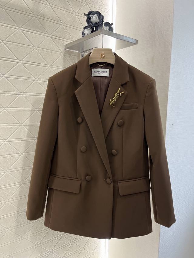 P400Saint Lauren*2025新品上架 翻领胸针西装外套 定制Yb进口棉毛材质 工艺处理呈现光泽垂顺品相 免烫工艺不易皱褶 正肩枪驳翻领西装外套版型