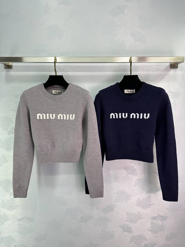 P200Miumi*25早春新款针织圆领套头 经典品牌字母Logo订钻装饰 常规版型 简约时髦日常休闲百搭 2色3码Sml。T226B