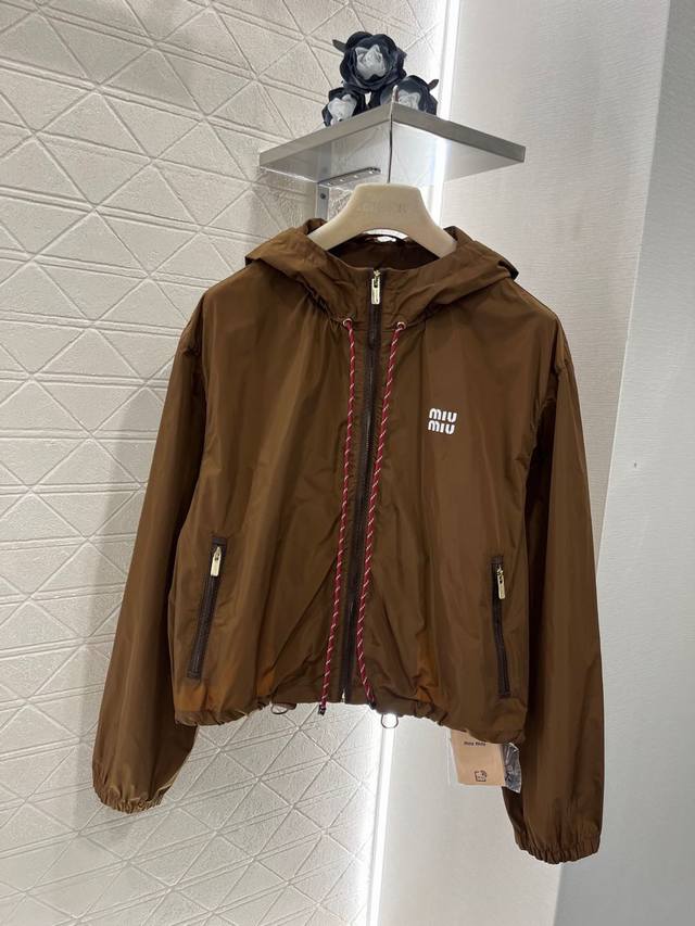 P330Miumi*2025新品上架 连帽绞花绳冲锋短款外套 定制Yb进口冲锋尼龙材质 透气舒适 质感十足 连帽抽绳短款外套版型 大身通体素色 袖口下摆松紧贴合