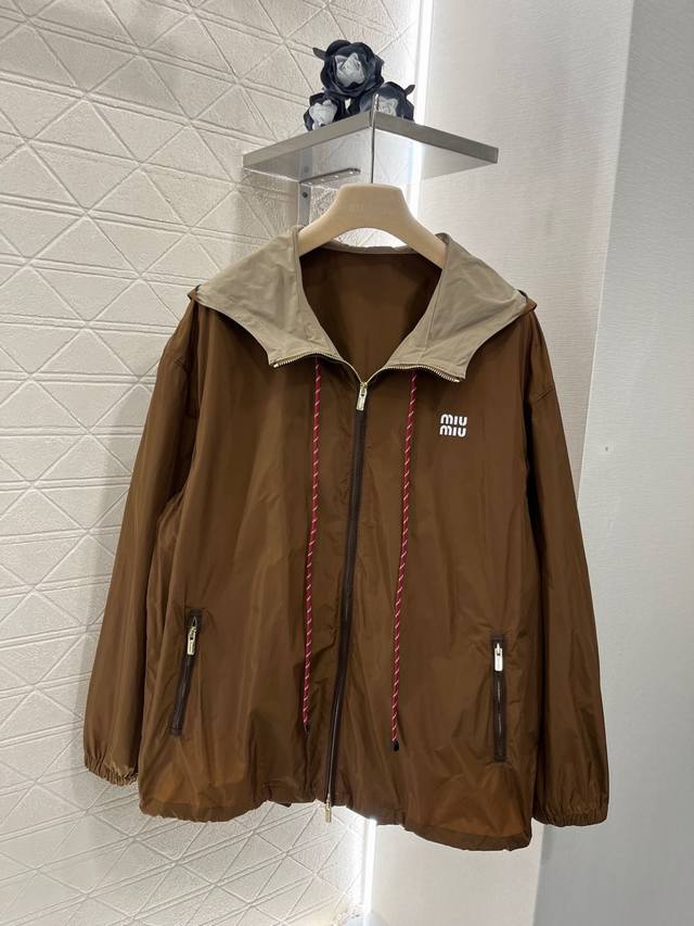 P340Miumi*2025新品上架 撞色连帽绞花绳冲锋外套 定制Yb进口冲锋尼龙材质 透气舒适 质感十足 连帽抽绳夹克外套版型 大身通体素色浅卡其撞色翻领边