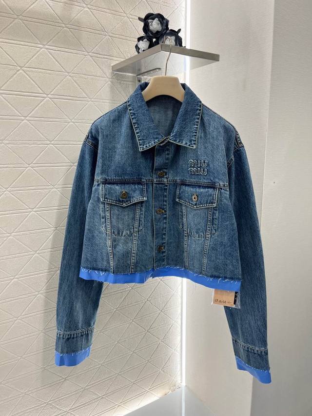 P340 P280Miumi*2025新品上架 拼接牛仔外套短裙套装 定制Yb斜纹棉牛仔面料 透气性佳 柔软亲肤 拼接翻领外套剪裁 多重酵素水洗工艺处理 还原