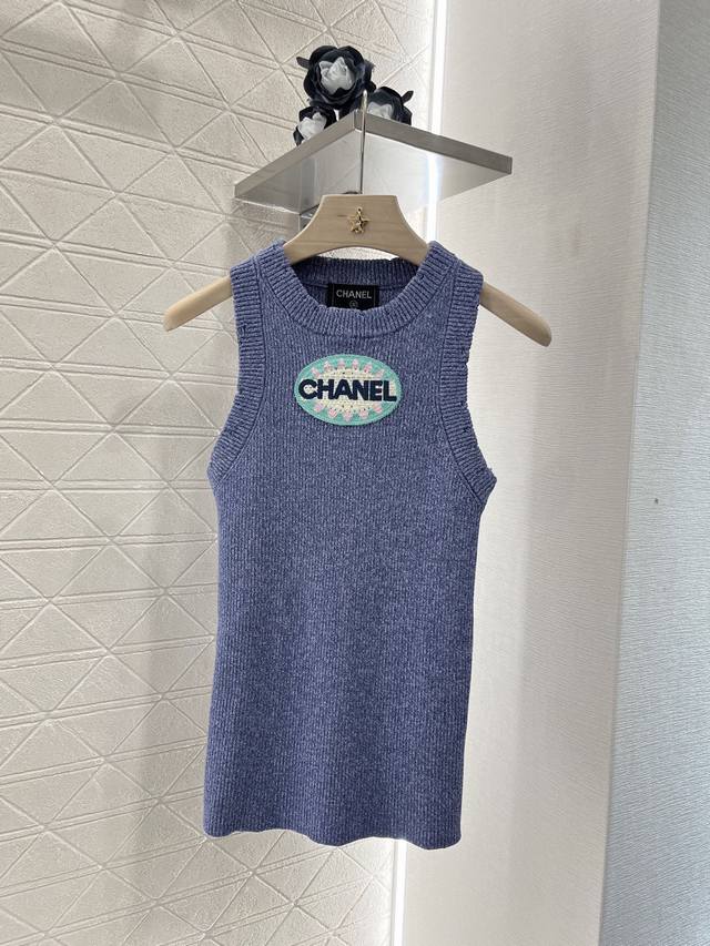 P280Chane*2025新品上架 修身针织背心 定制Yb进口纱线织造 定色定染 完美还原 柔软亲肤 舒适有型 有明显毛绒料质感更显份量 无袖背心版型 圆领领