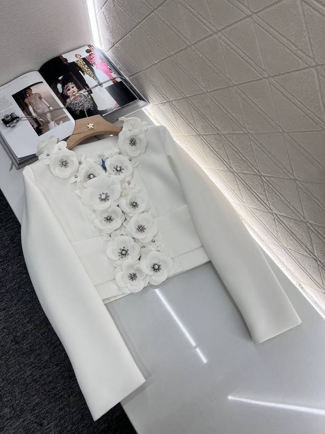 P620Chane*2025新品上架 重工立体山茶花洋装拉链外套 定制Yb进口真丝醋酸材质 两款不同面料同花色可选 质感均为上乘 粉色粗花呢肌理明显 白色进口真