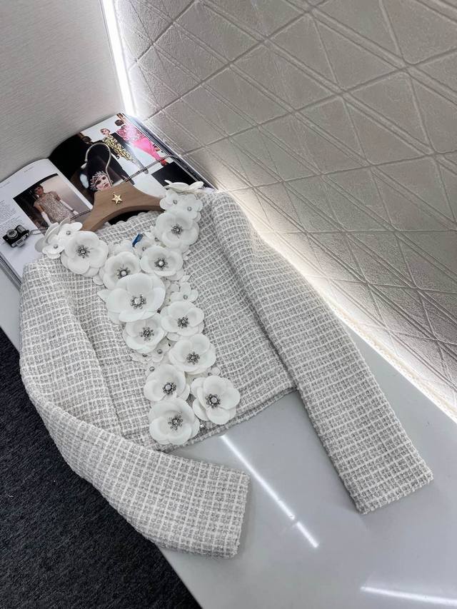 P700Chane*2025新品上架 重工立体山茶花洋装拉链外套 定制Yb进口粗纺毛呢材质 两款不同面料同花色可选 质感均为上乘 粉色粗花呢肌理明显 白色进口真