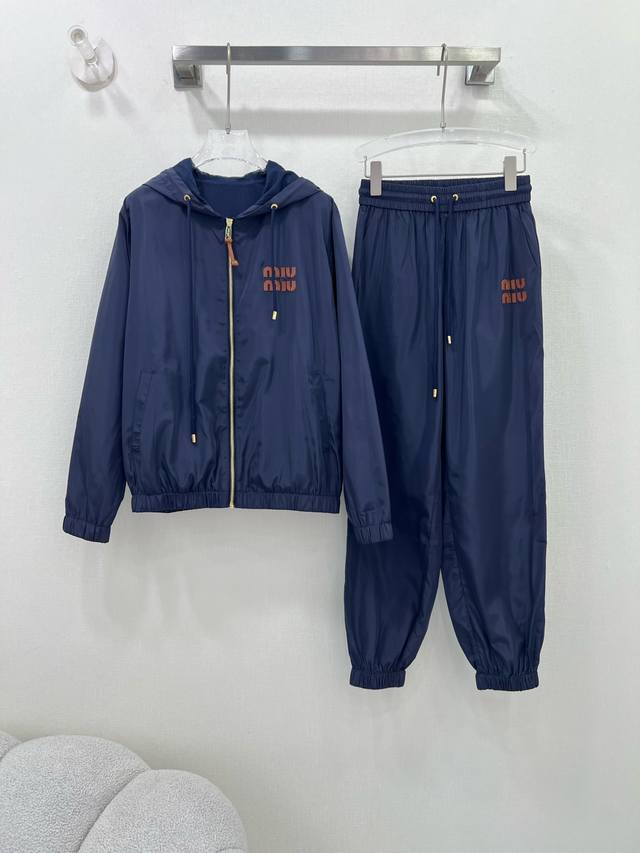 P470 Miumi*25春夏新款防晒套装 连帽拉链外套束脚长裤的组合 外套裤子字母贴花 休闲复古又时髦 简约的线条轮廓很有运动感 懒人必备 起来秒Get甜酷叛