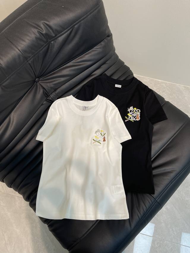 P130Loew*25春夏新款重工刺绣花卉短袖T恤。采用丝光棉面料质感柔软细腻，简约百搭，减龄气质！版型修身上身效果舒适好看！非常适合夏日穿着。S-Xxl Aa