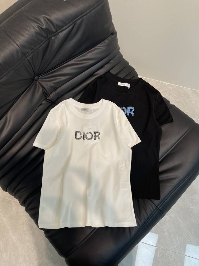P120Dio*25春夏新款重工短袖T恤。采用丝光棉面料质感柔软细腻，简约百搭，减龄气质！版型修身上身效果舒适好看！非常适合夏日穿着。S-Xxl Aa.