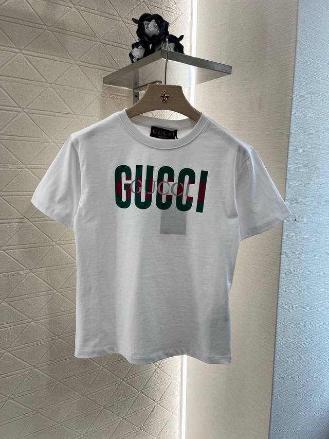 P150Gucc*2025新品上架 圆领印花字母 定制Yb原生全棉材质 透气舒适 质感十足 常规短袖T恤裁剪 凸显品牌格调 采用克重纯棉制成 略带有弹力 呈现显