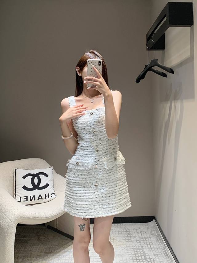 P380 24Fw早秋新款 双口袋毛须边背心连衣裙丨独家高版出品！纽扣精巧點点缀造型，贵气千金感温柔又有气质！立体剪裁修身版型上身显瘦显高挑，完美做工品质看细节