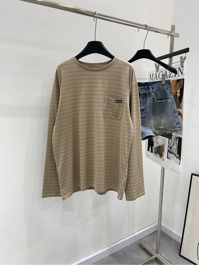 P180 M卡其色细条纹口袋长袖T ，面料：定制全棉 颜色：卡其色条纹 24Ss春夏新款 条纹徽标平纹宽松大版T 简约闲适糅合复古摩登氛围 精密平纹棉质用料 通