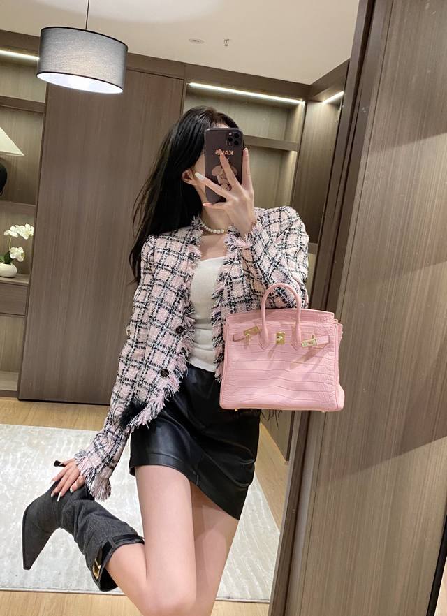 P490 Prad* 25Ss早春新款 格纹毛须边V领编织粗花尼外套丨独家高版出品！下摆拼接鸵鸟毛设计 高级的调调又A又飒 原版定制面料 立体剪裁双口袋装饰小短