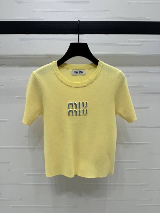 P200上新原单高端品质 Miumi*2025春夏最新系列！贴片Logo圆领短袖！承包一年四季的宝藏百搭单品！定制进口冰丝材质，密度紧实质感超好！修身版型版型弹
