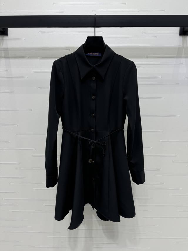 P350上新原单高端品质Louis Vui*Ton 2025春夏最新系列！翻领长袖连衣裙！定制进口斜纹棉材质 质感上乘 垂感光泽 翻领长袖连衣裙版型 利用腰腹贴
