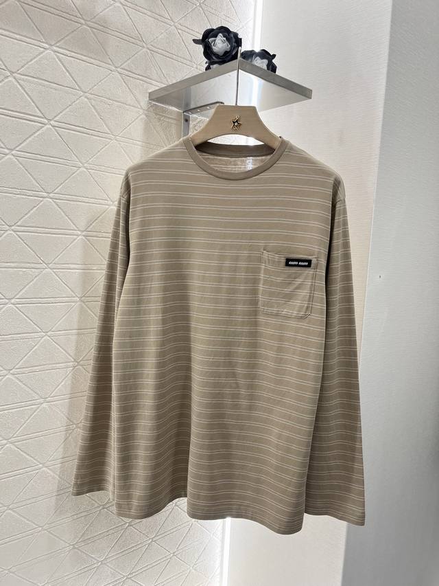 P230Mimi*2025新品上架 条纹宽松长袖上衣 定制Yb原生全棉材质 透气舒适 质感十足 宽松长袖上衣裁剪 上身呈现休闲慵懒的穿搭格调 通体浅棕白条纹粗细